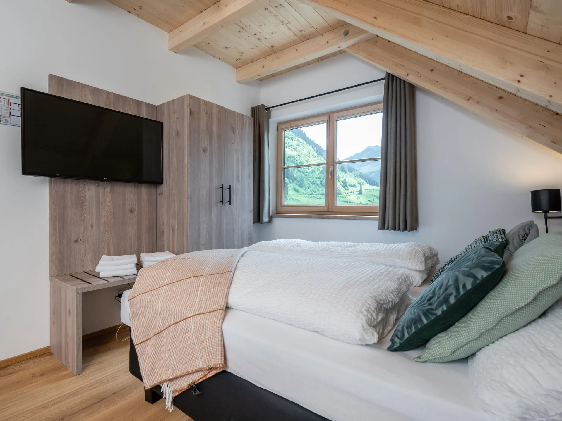 Haus Liene - Well-appointed bedroom with comfortable bed, Smart TV and modern amenities for a luxurious mountain getaway
