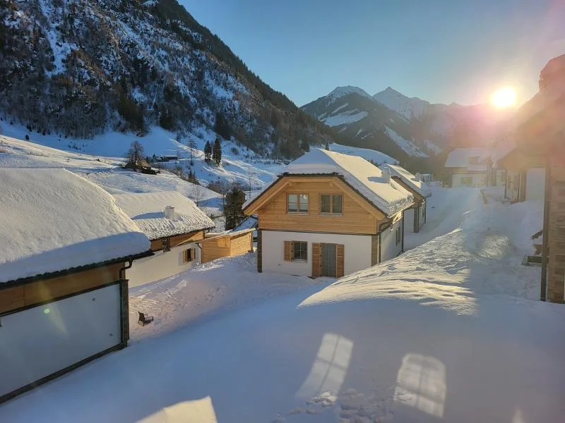 Haus Liene - Magical evening view of the chalet with warm lighting and snow-covered surroundings in the Austrian Alps