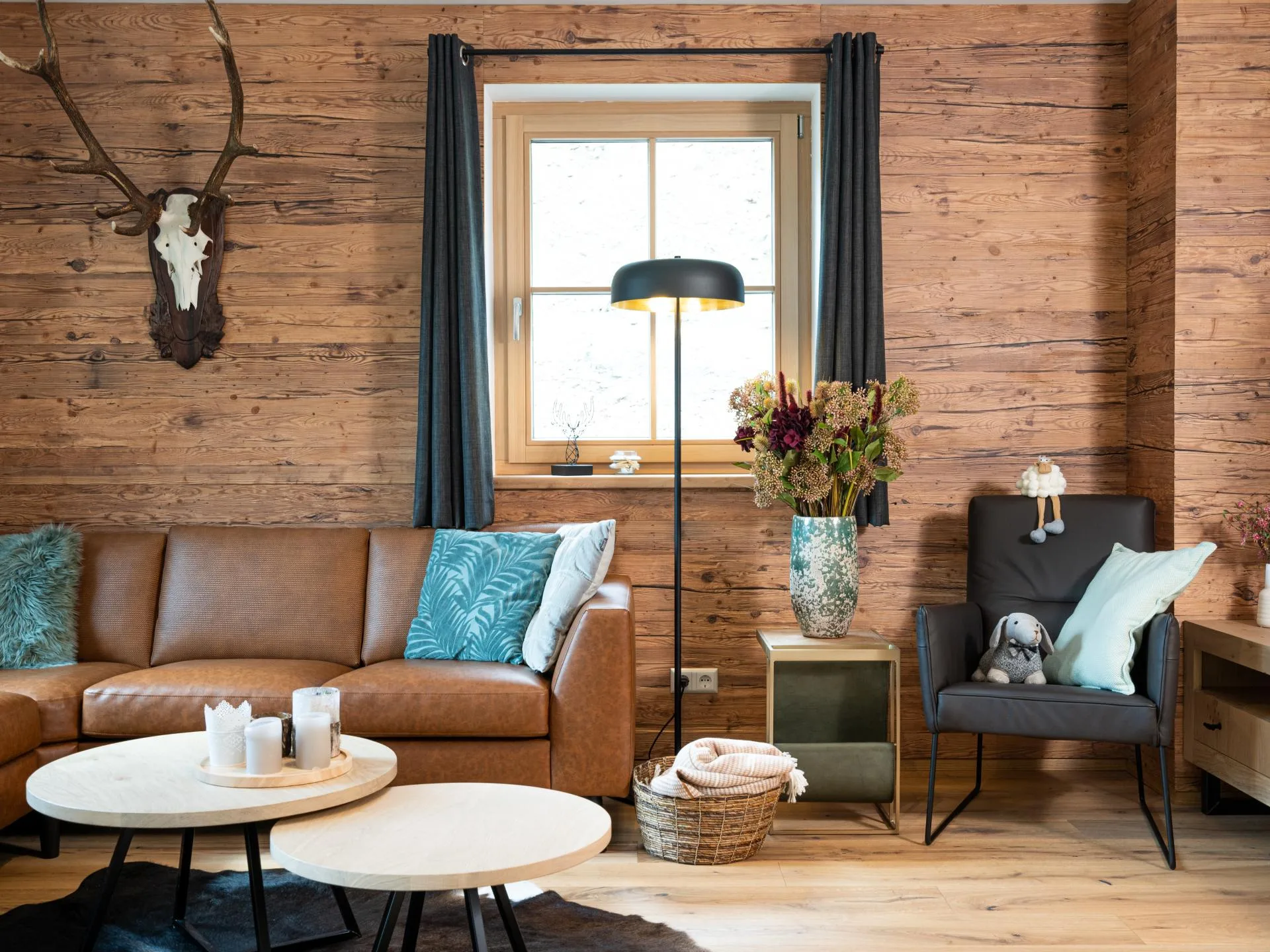 Haus Liene - Warm and inviting seating area with plush furnishings and alpine decor, ideal for gathering with family and friends